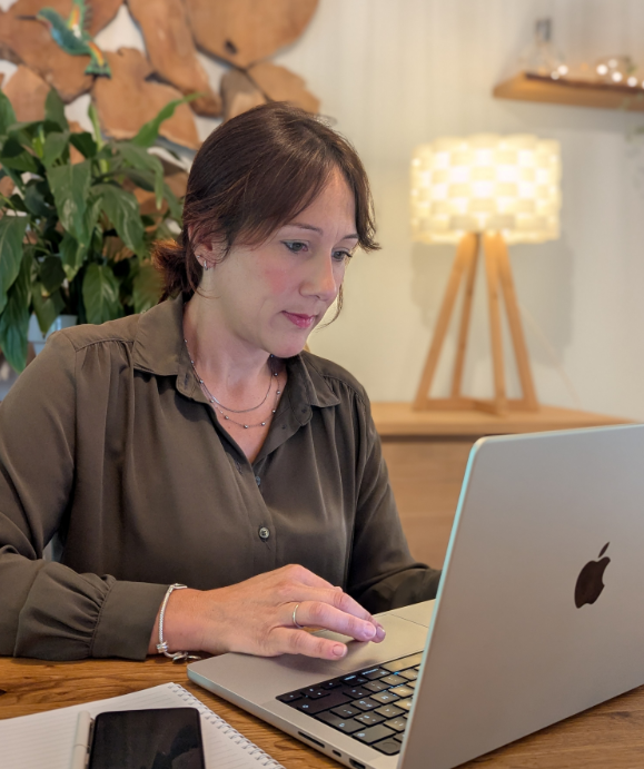 Gaëlle, assistante administrative et digitale, derrière un ordinateur